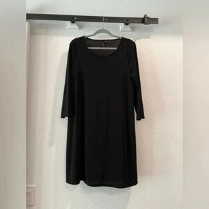 Great black jersey dress. Swing style always look 👍 Easy wear for travel!​